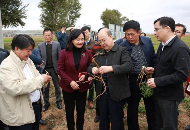 國家衛(wèi)生健康委黨組成員、國家中醫(yī)藥局黨組書記余艷紅一行深入山西省五寨縣調(diào)研定點(diǎn)扶貧工作