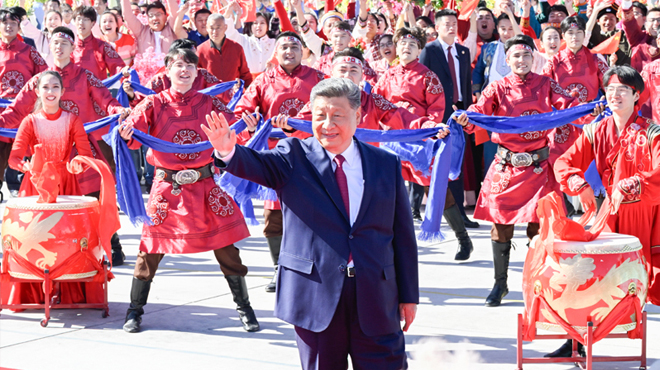習(xí)近平在出席新疆維吾爾自治區(qū)成立70周年