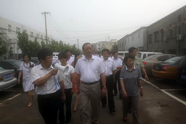 調(diào)整大小 北京市中醫(yī)管理局趙靜（右一）局長(zhǎng)陪同王國(guó)強(qiáng)（中）副部長(zhǎng)視察災(zāi)情.jpg